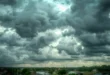 दिल्ली-NCR में दिन में छाया अंधेरा, आसमान में काले बादल; बारिश का अलर्ट