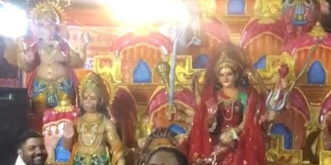 काशीपुर :चैती मेले में मां बाल सुंदरी देवी मंदिर में आयोजित जागरण में निशा अरोरा के भजनों पर झूमे श्रद्धालु