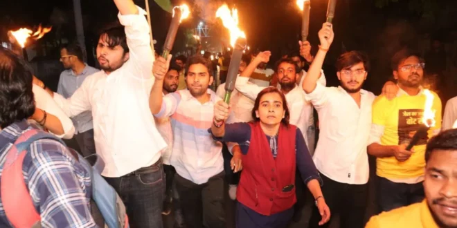 अरविंद केजरीवाल की गिरफ्तारी के खिलाफ सड़कों पर उतरी AAP की छात्र विंग, DU में निकाला मशाल मार्च