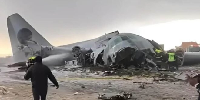 बिग ब्रेकिंग : करोड़ों का कैश लेकर जा रहा एयरफोर्स का हरक्यूलिस विमान क्रैश, 15 की मौत — सड़क पर बिखरे बैंक नोट, 30 से अधिक घायल