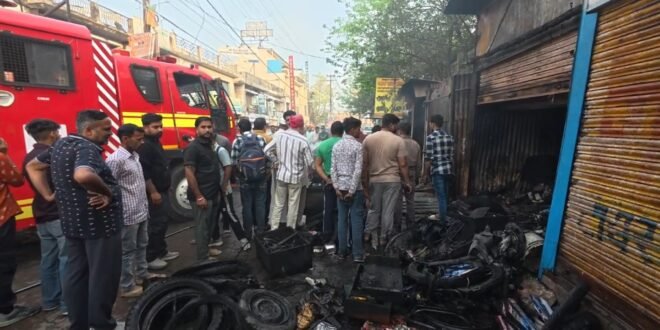काशीपुर:महाराणा प्रताप चौक स्थित साइकिल मरम्मत की दो दुकानें और फल की दुकान में लगी आग, सब कुछ जलकर राख, देखिए वीडियो