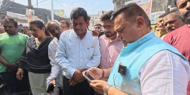 काशीपुर :अग्निकांड पीड़ितों के पास मेयर पहुंचे ही नहीं ! मानवीय संवेदना से ओतप्रोत दीपक बाली वहाँ जरूर नजर आये