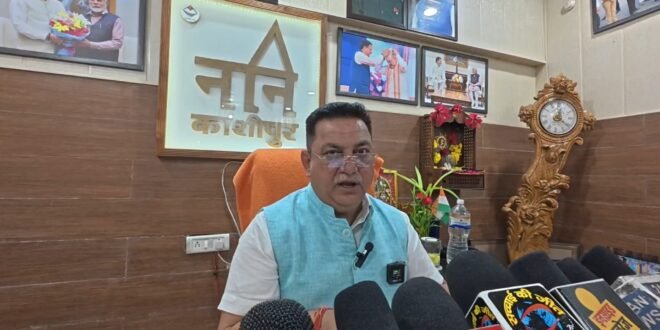 काशीपुर :रामनगर रोड के लिए 17.51 करोड़ का प्रस्ताव केंद्र को भेजा,  महापौर दीपक बाली ने प्रेस वार्ता में गिनाईं योजनाएं, चैती मेला, शौचालय, ड्रेनेज, स्ट्रीट लाइट और मिड-डे मील किचन पर भी दी बड़ी अपडेट, देखिए वीडियो