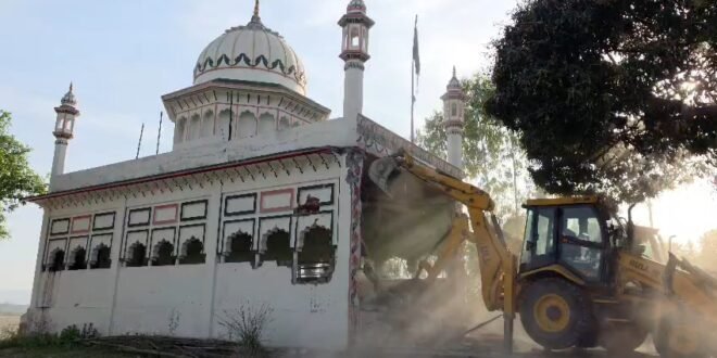 हरिद्वार में अवैध मजार पर चला बुलडोजर, 8 बीघा सरकारी भूमि अतिक्रमण मुक्त, नोटिस के बाद प्रशासन की कार्रवाई, खादिम पहले ही समेट ले गए सामान, देखिए वीडियो