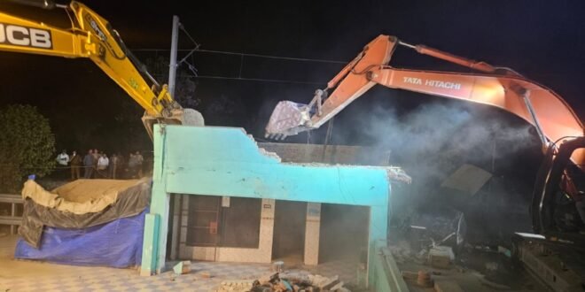 आज तड़के हुई कार्रवाई :उधम सिंह नगर में रेलवे भूमि से अवैध मजार हटाई गई, धामी सरकार का एक्शन जारी, देखिए वीडियो