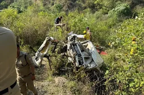 उत्तराखंड में दर्दनाक हादसा: खाई में गिरा यूटिलिटी वाहन, अंतिम संस्कार से लौट रहे 8 लोगों की मौत, सीएम धामी ने जताया शोक