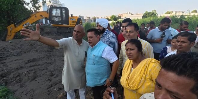 बरसात से पहले एक्शन मोड में नगर निगम: महापौर दीपक बाली आफिस में बैठने के बजाय मौके पर जाकर कर रहे मानिटरिंग, गैबिया नाले की तली झाड़ सफाई का किया निरीक्षण, देखिए वीडियो