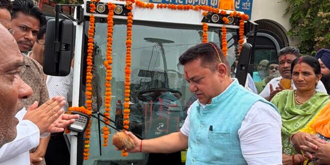  काशीपुर को मिली हाईटेक रोड स्वीपर मशीन, महापौर दीपक बाली ने किया लोकार्पण