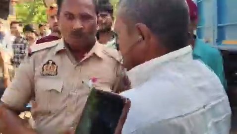 लिफ्ट लेकर ट्रक में चढ़े दरोगा ने 20 हजार रुपये चोरी किये, 13 किलोमीटर पीछा कर चालक ने दबोचा; वर्दी से बरामद हुई रकम, निलंबित, देखिए वीडियो
