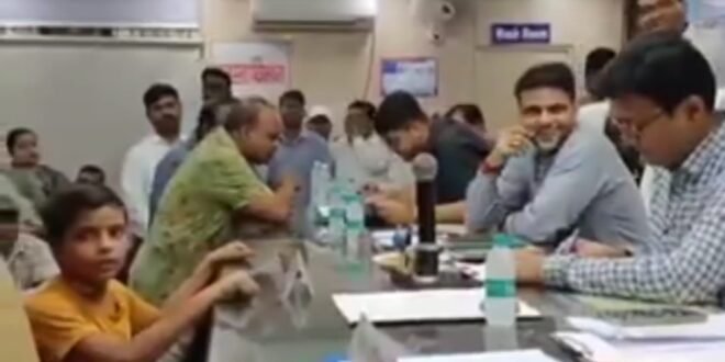 13 वर्षीय बच्चे की बेबाक फरियाद के तरीके पर डीएम हुये भौचक्के और हंस पड़े , समाधान दिवस का वीडियो सोशल मीडिया पर वायरल, आप भी देखिये