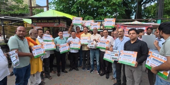 प्रधानमंत्री स्वनिधि योजना से काशीपुर के स्ट्रीट वेंडर्स के ठेलों पर महापौर दीपक बाली ने लगाये पीएम स्वनिधि बोर्ड,लाभार्थियों को मिला ऋण,