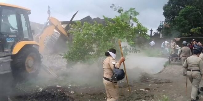 उत्तराखंड में अपराधियों के अवैध कब्जों पर चला धामी सरकार का बुलडोजर, आधा दर्जन से अधिक मकान ध्वस्त