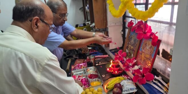 काशीपुर : श्री राम इंस्टिट्यूट में श्रद्धा एवं उत्साह के साथ मनाया गया विश्वकर्मा दिवस, सहायक कर्मचारियों को किया सम्मानित