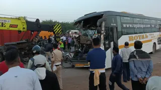 छत्तीसगढ़: रायपुर-बिलासपुर हाईवे पर खड़े ट्रक से टकराई बस, पांच की मौत