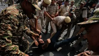 दिल्ली में CEC के खिलाफ प्रदर्शन में पुलिस पर पथराव, 2 पुलिसकर्मी घायल; 500 से अधिक हिरासत में