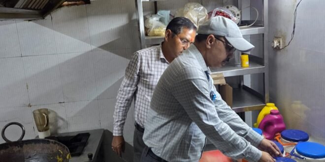 धामी सरकार में खाद्य सुरक्षा को लेकर सख्ती, दून मेडिकल कॉलेज और देवभूमि यूनिवर्सिटी के मेस-कैफेटेरिया बंद करने के निर्देश