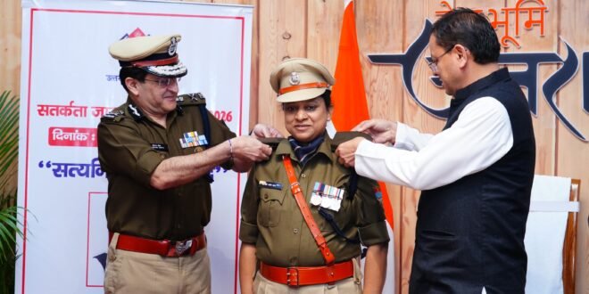 मुख्यमंत्री ने उत्तराखण्ड पुलिस के नवीन गौरव चिह्नों का किया अनावरण