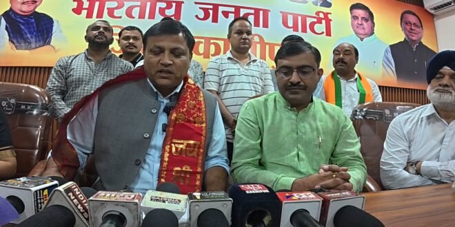 काशीपुर :सीएम धामी की तुलना रावण और मारीच करने पर भाजपा प्रदेश प्रवक्ता विकास भगत कांग्रेस पर बरसे, सनातन विरोधी बताया कांग्रेस को, जिला भाजपा कार्यालय में बोले पत्रकारों से, देखिए वीडियो