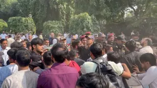 जामिया में प्रदर्शन के बीच छात्रों और गार्ड्स में झड़प, तनाव के बाद ऑनलाइन क्लासेस चलाने का फैसला