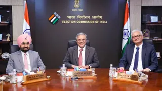 दो चुनाव आयुक्तों ने कैबिनेट सचिव को लिखी चिट्ठी, सीनियर अधिकारी के खिलाफ की शिकायत; RTI में खुलासा