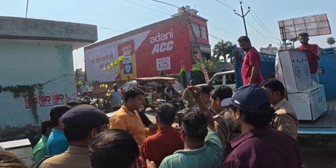काशीपुर: सड़क किनारे फर्नीचर बेचने पर विवाद, व्यापार मंडल के विरोध के बाद पुलिस ने जब्त किया सामान, देखिए वीडियो