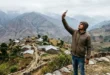 5G के दौर में भी नेटवर्क के लिए तरसे पिथौरागढ़ के ग्रामीण, पेड़ों पर चढ़कर करते हैं मोबाइल पर बात
