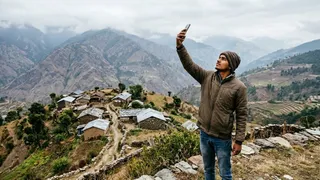 5G के दौर में भी नेटवर्क के लिए तरसे पिथौरागढ़ के ग्रामीण, पेड़ों पर चढ़कर करते हैं मोबाइल पर बात