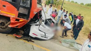 महाराष्ट्र: बीड में श्रद्धालुओं से भरी कार और बस की टक्कर, 5 लोगों की मौत