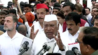 गांधी ने दिलाई थी आजादी, BJP छीन रही’, राजघाट पर जाने से पहले बोले खरगे